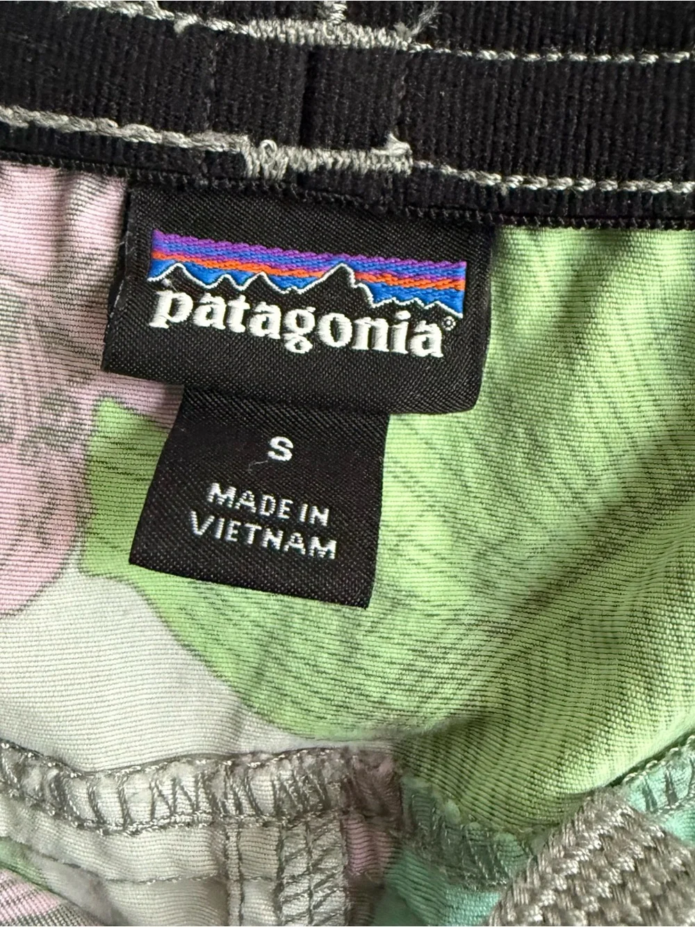 Patagonia Green and Pink Tropical Floral Women's Baggies - Picture 2 of 3